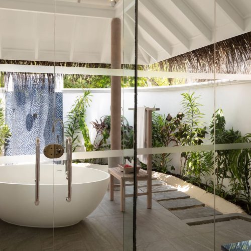 anantara_dhigu_two_bedroom_family_villa_master_bathroom_01_1920x1037